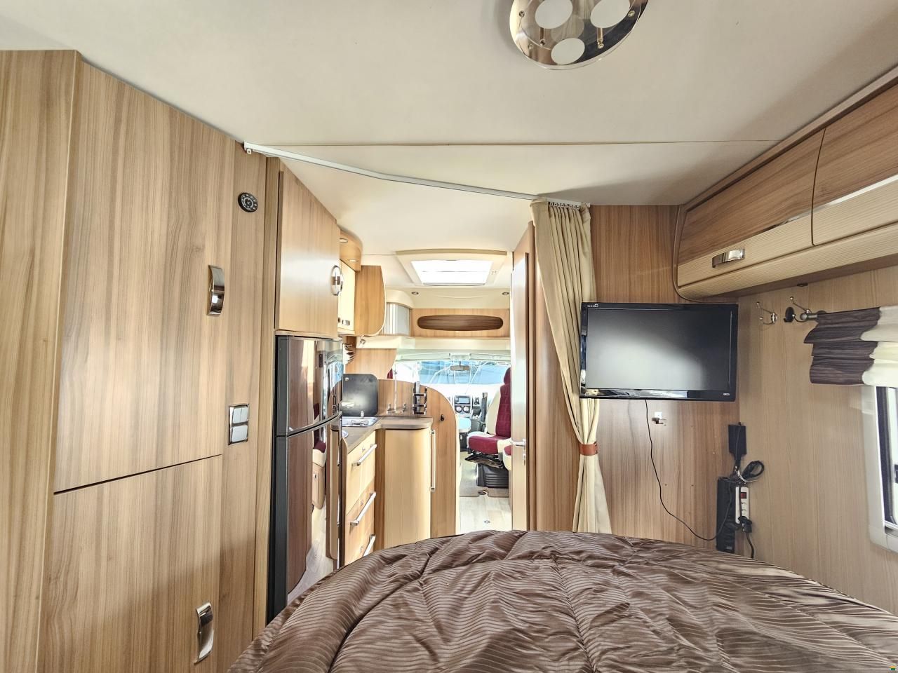 Pilote R&eacute;f&eacute;rence P690 mit Queensbett!