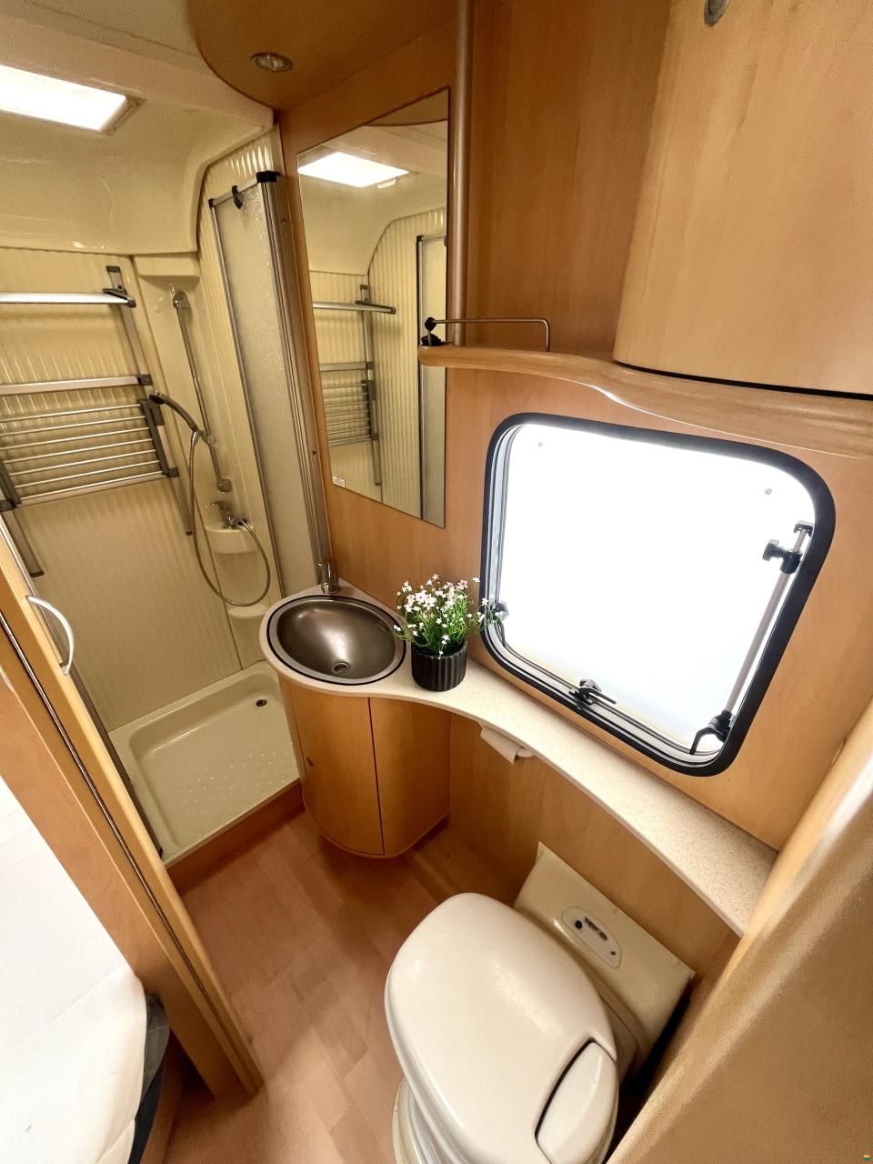 Dethleffs Camper mit Kaj&uuml;tenbett