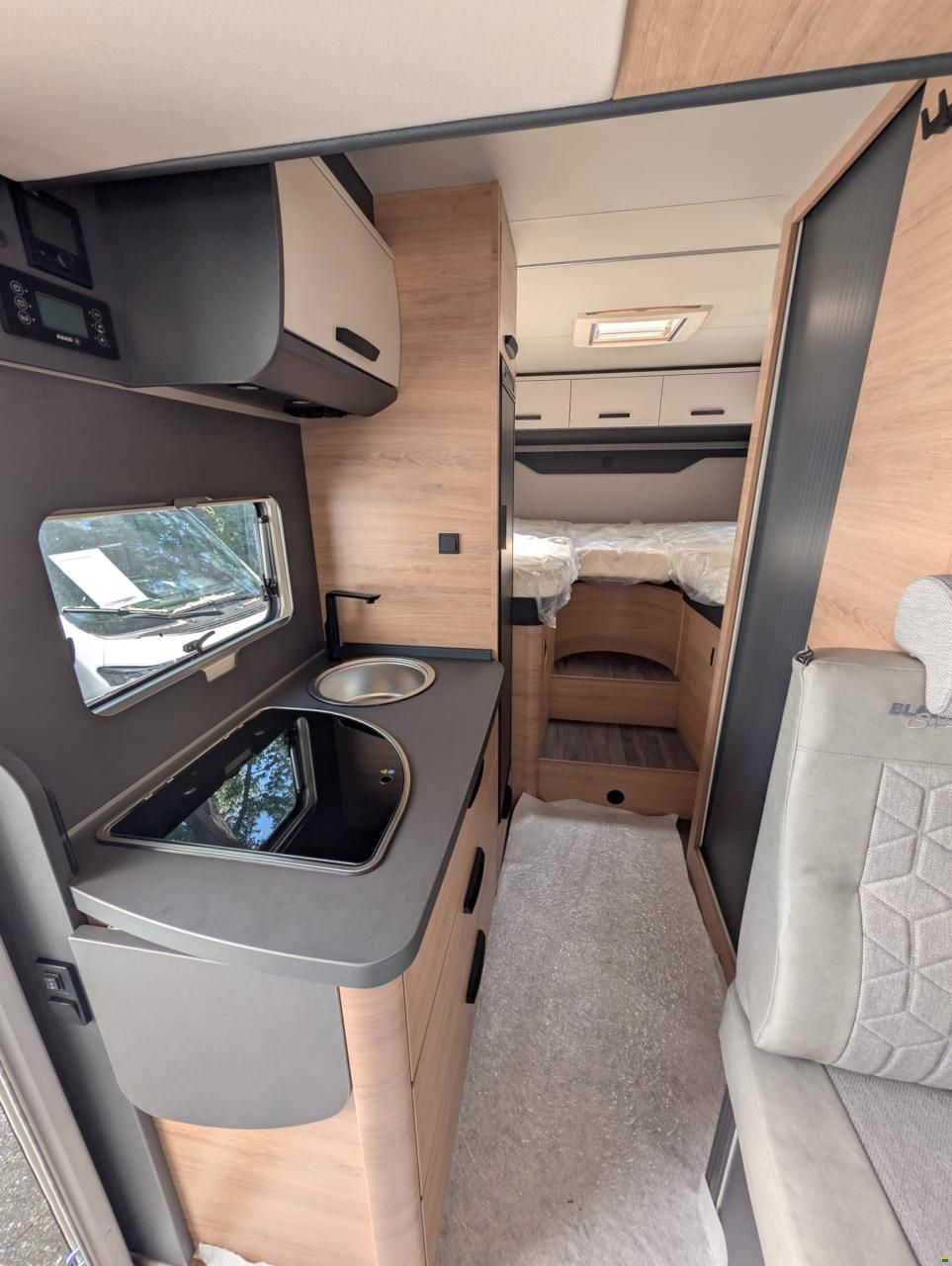 Knaus L!VE Wave 650 MEG Black Selection
