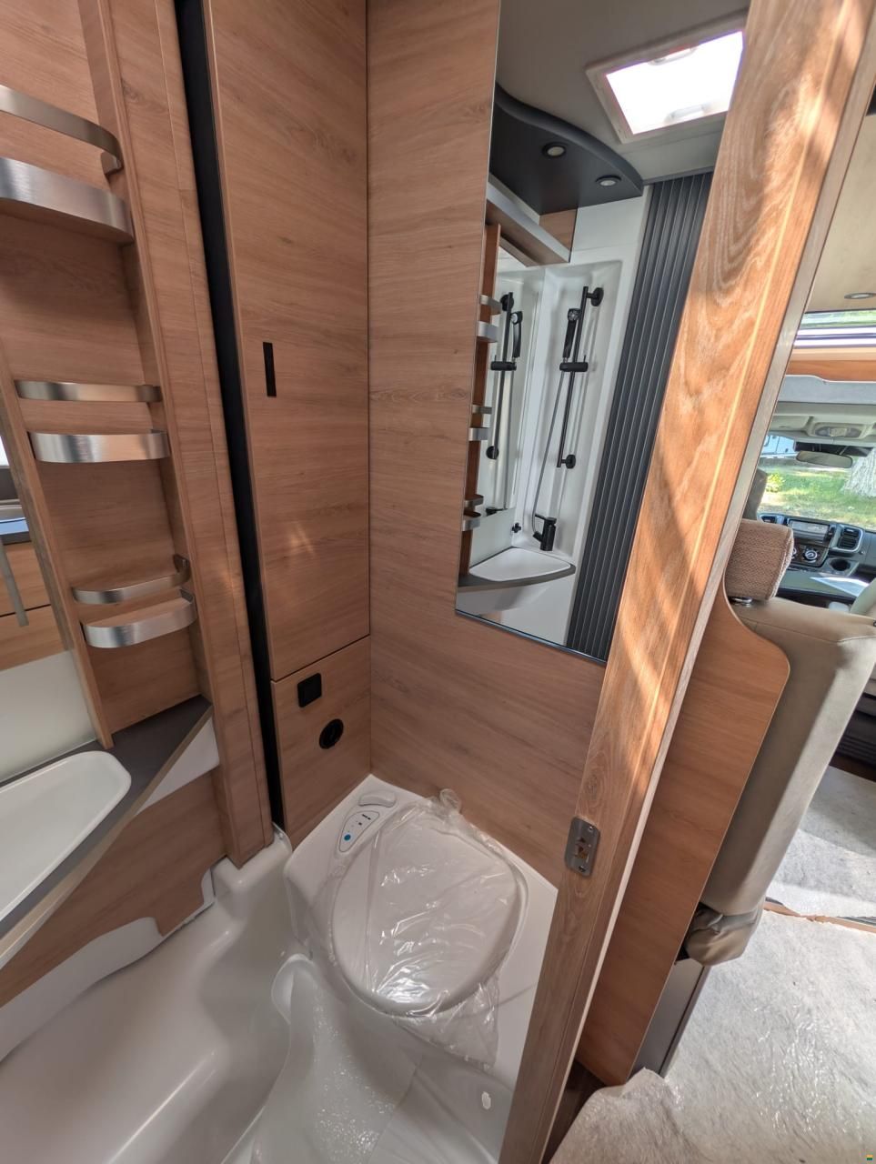 Knaus L!VE Wave 650 MEG Black Selection