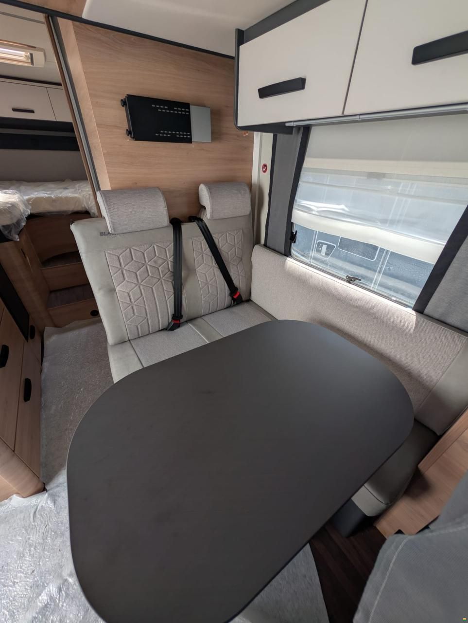 Knaus L!VE Wave 650 MEG Black Selection