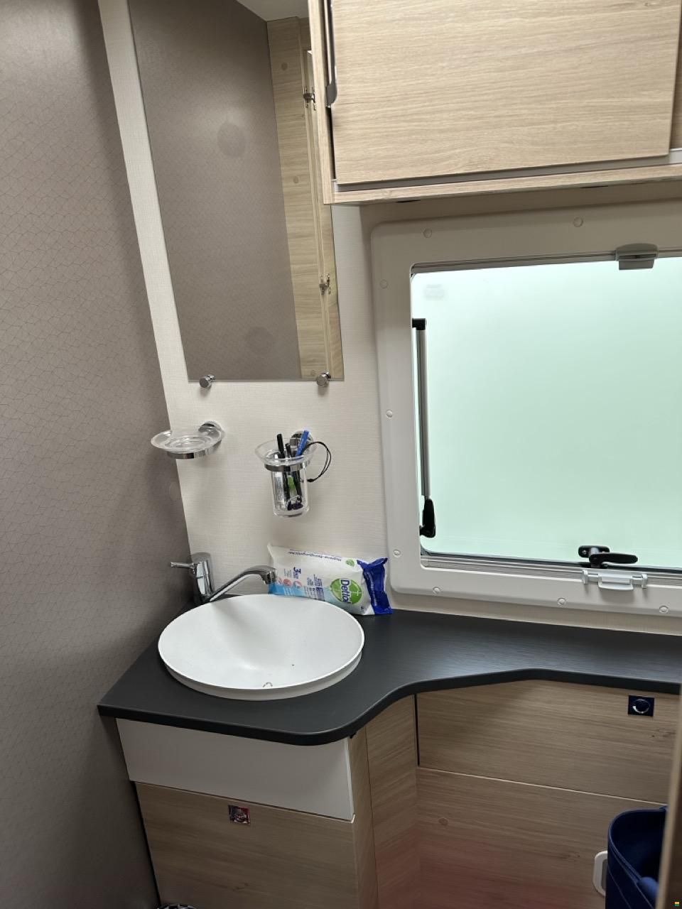 Challenger 380 Graphite VIP