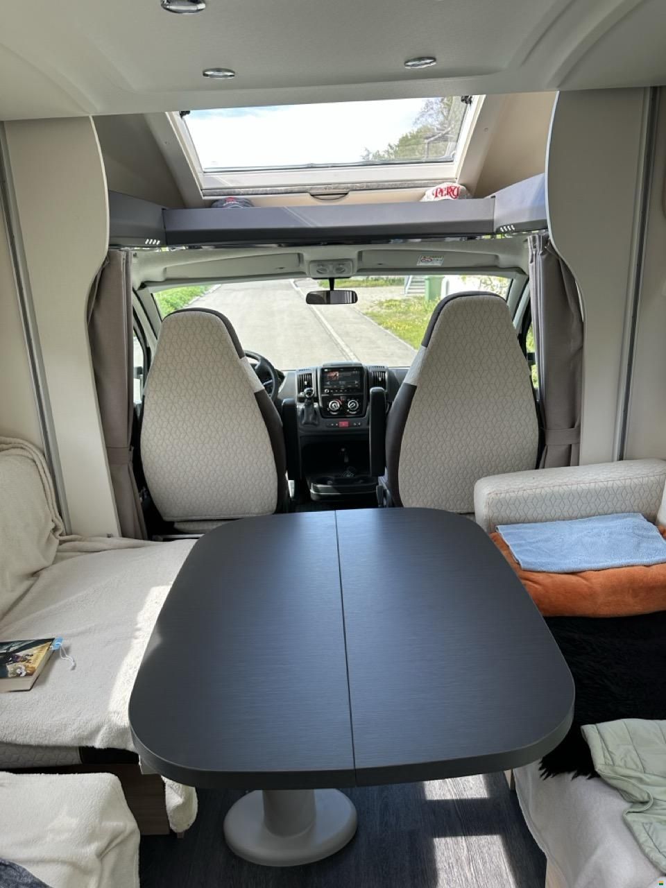 Challenger 380 Graphite VIP