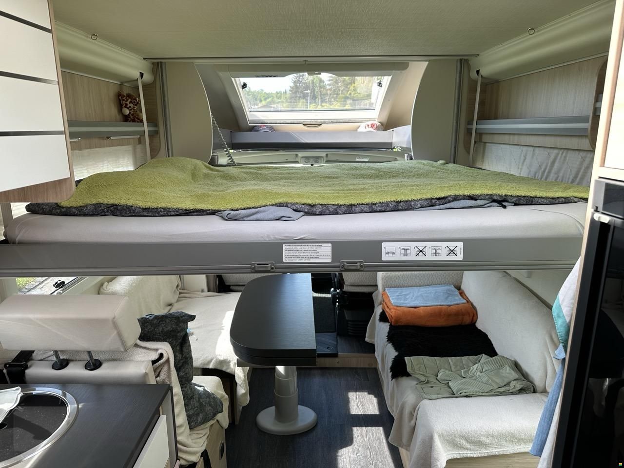 Challenger 380 Graphite VIP