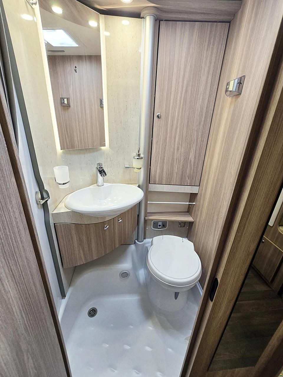 B&uuml;rstner TRAVEL VAN T 620 RIVA LOFT 2.3MJ AUTOMAT