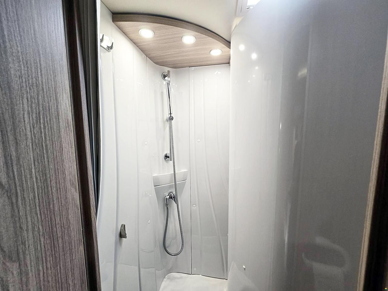 B&uuml;rstner TRAVEL VAN T 620 RIVA LOFT 2.3MJ AUTOMAT