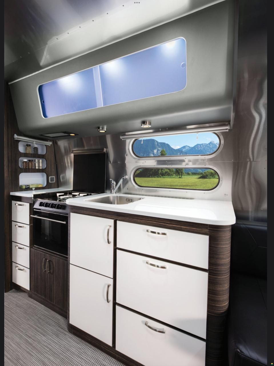 Airstream 684
