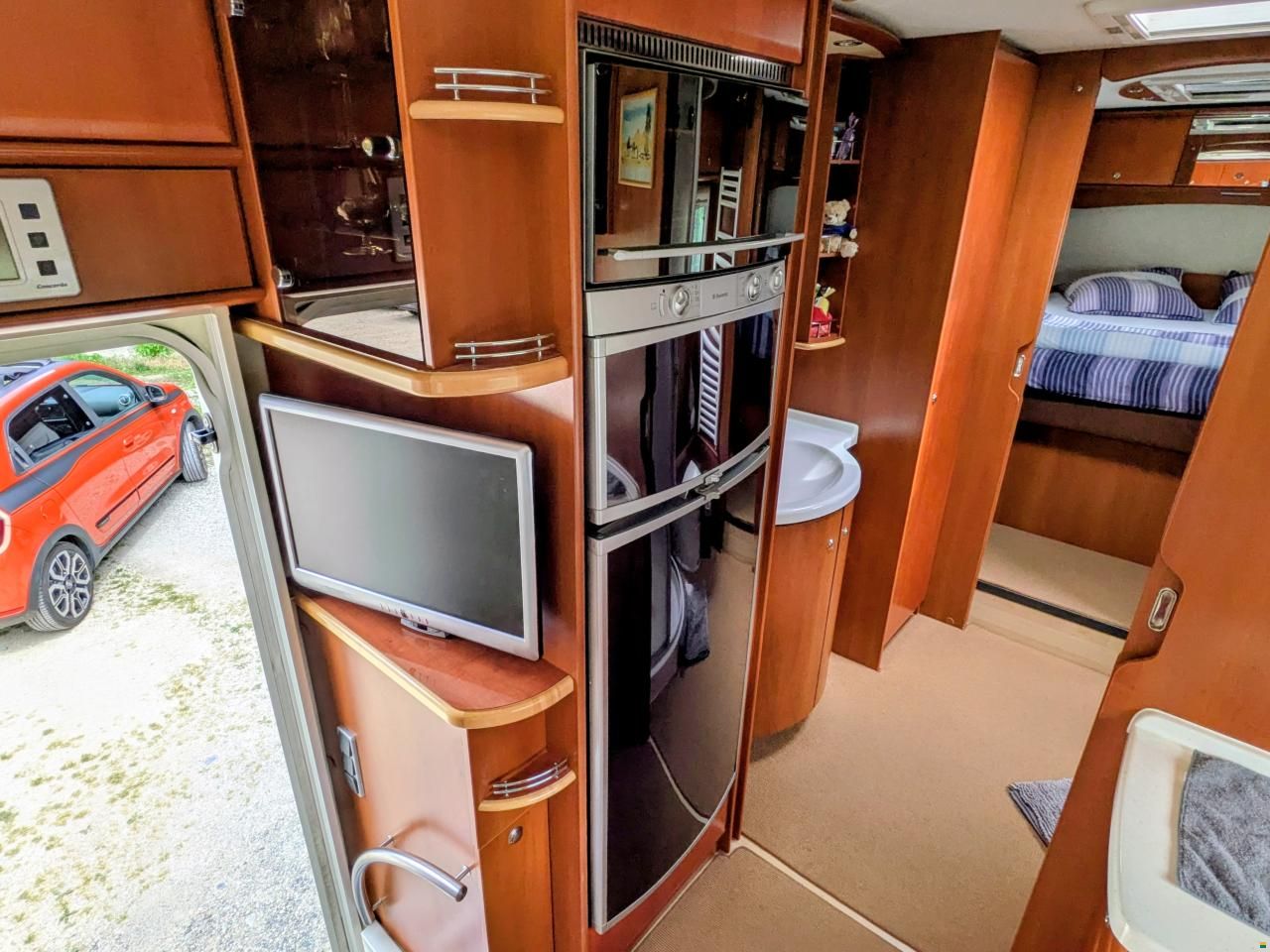 Concorde Charisma 890M