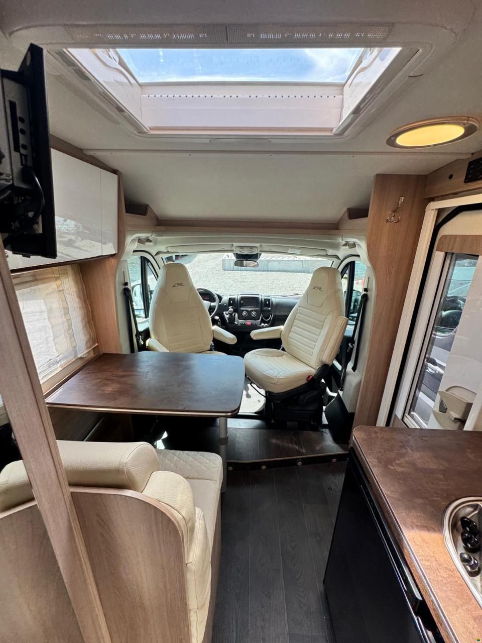 Laika Kosmos V9 Van