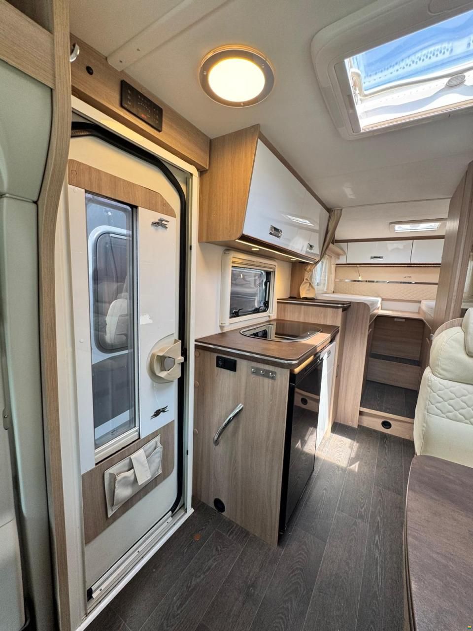 Laika Kosmos V9 Van