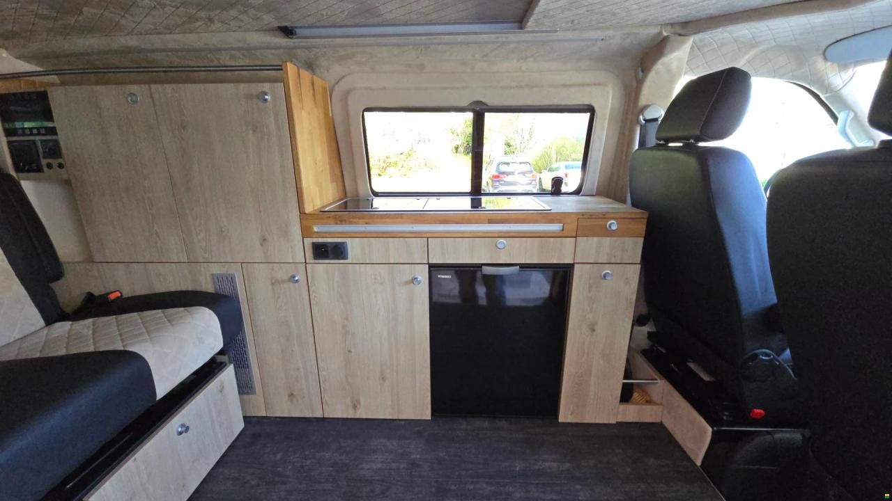 Across Car VW Transporter Wanderer T6.1