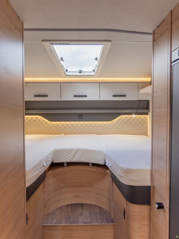 Knaus Live TI 700 MEG Platinum Selection