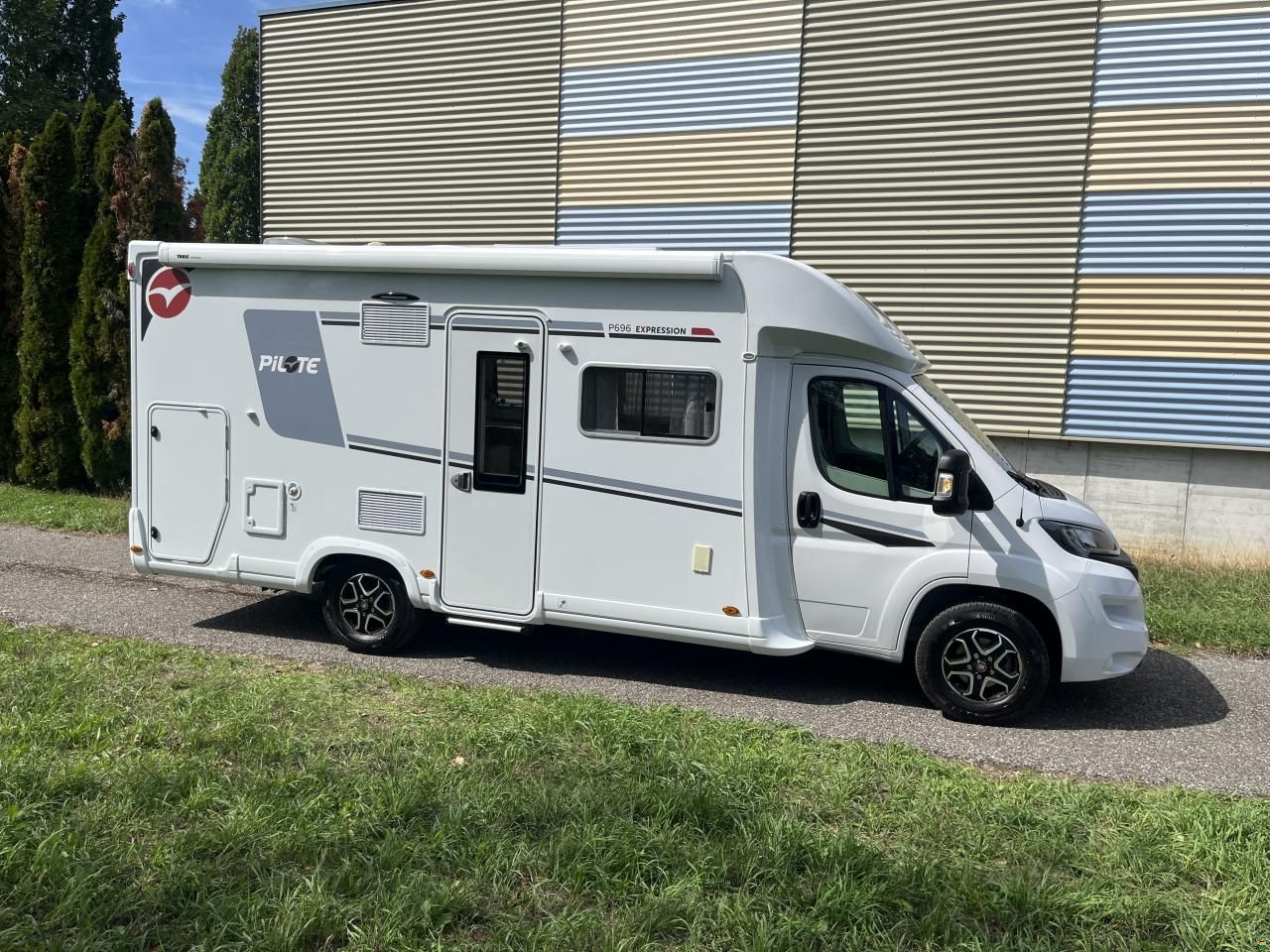 Pilote P696 D