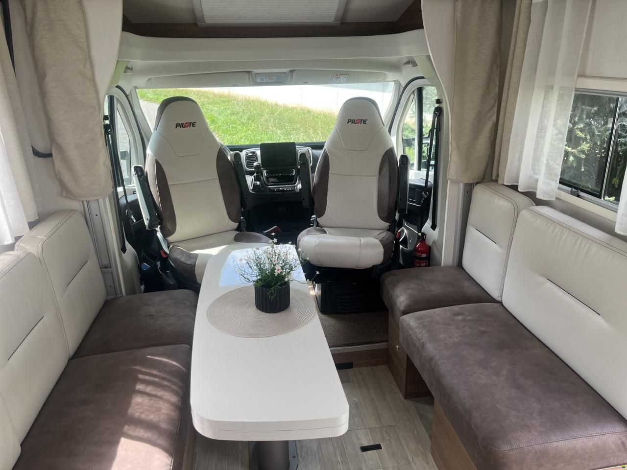 Pilote P696 D
