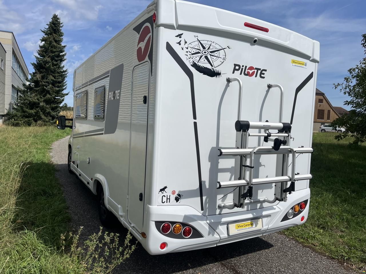 Pilote P696 D