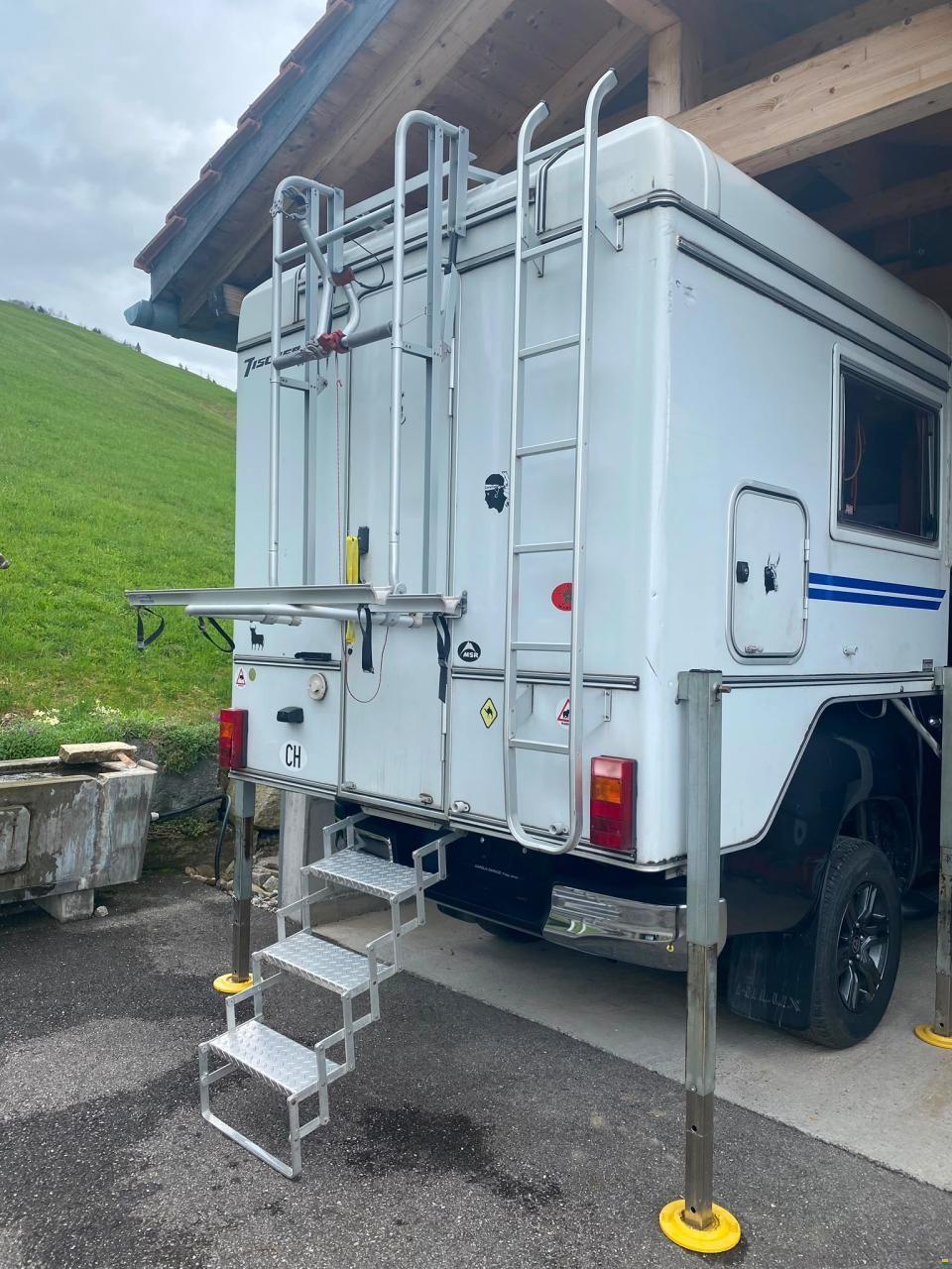 Toyota Pickup mit Tischer&ndash;Wohnkabine