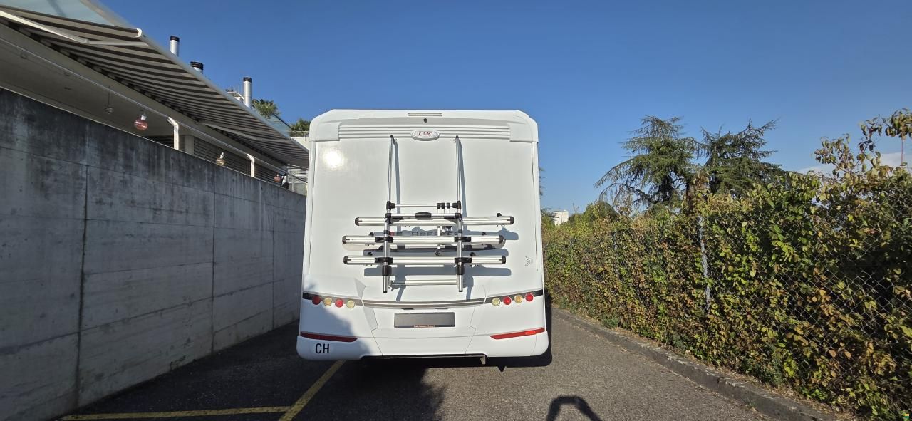 LMC Breezer V646
