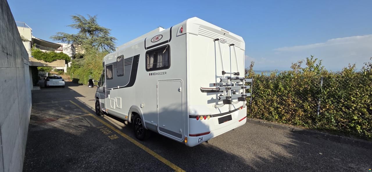 LMC Breezer V646