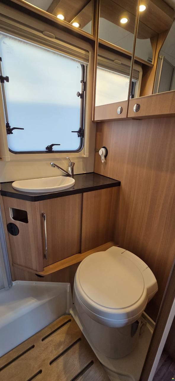 LMC Breezer V646