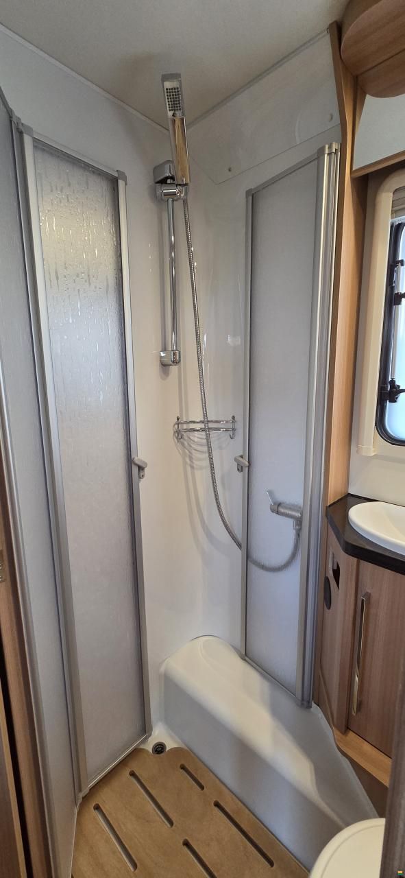 LMC Breezer V646
