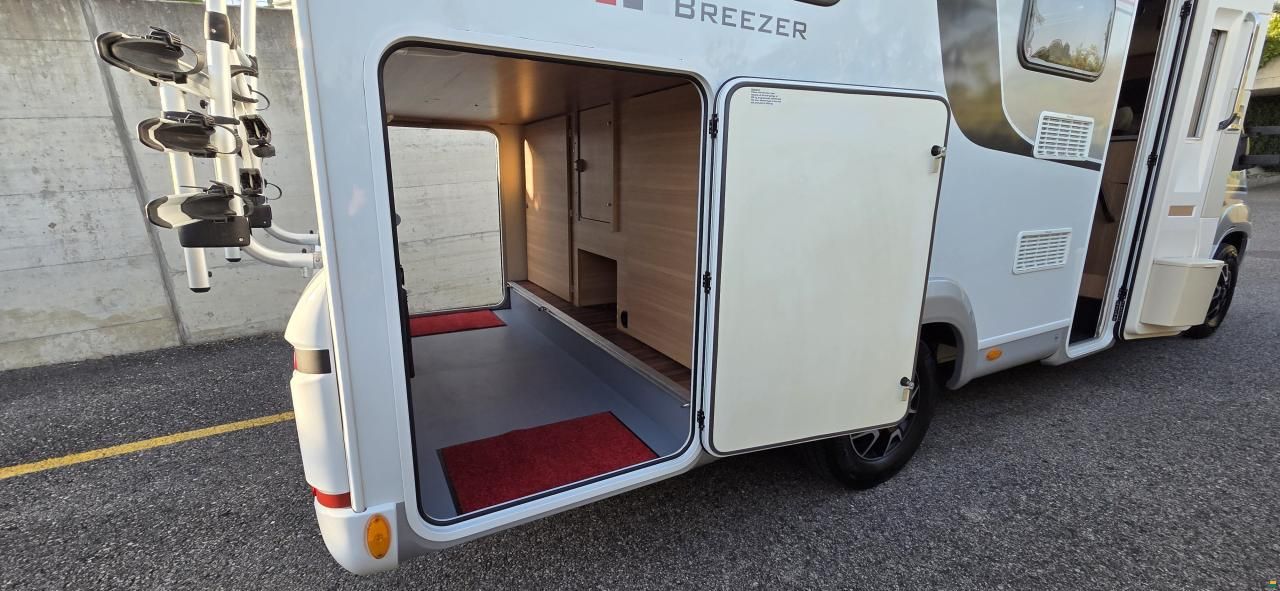 LMC Breezer V646