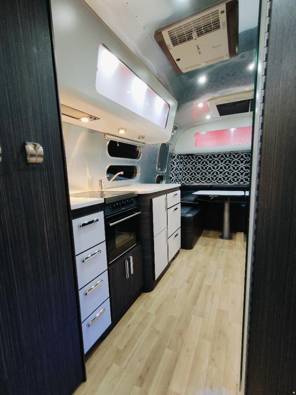 Airstream 684 international