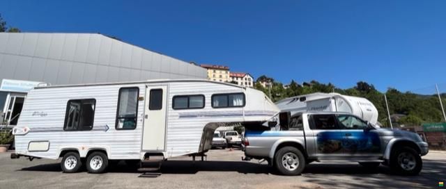 Mitsubishi Pickup mit Auflieger