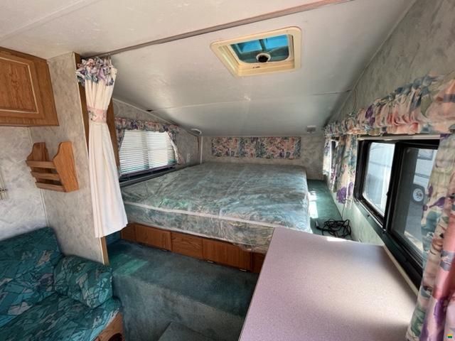 Mitsubishi Pickup mit Auflieger