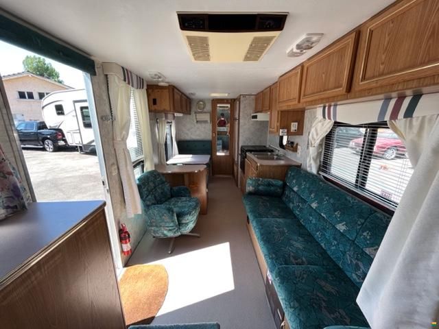 Mitsubishi Pickup mit Auflieger