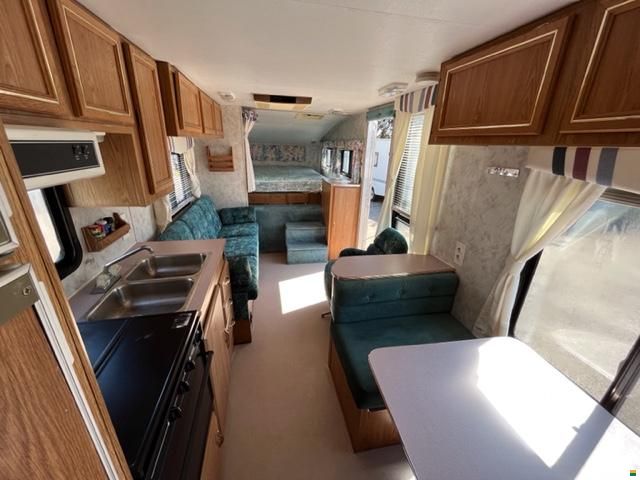 Mitsubishi Pickup mit Auflieger