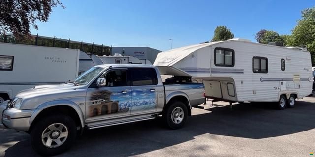 Mitsubishi Pickup mit Auflieger