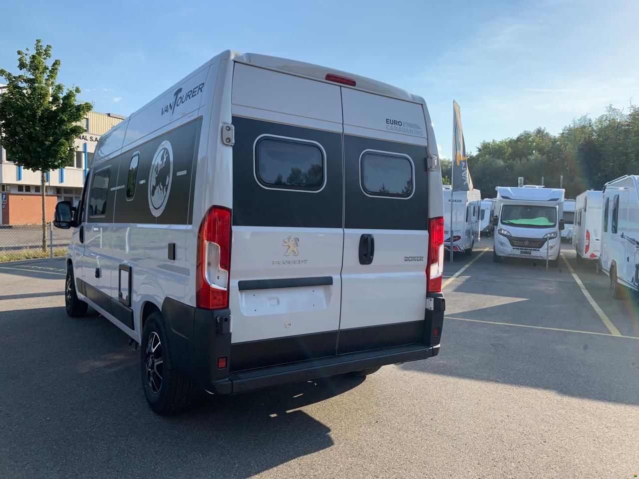 Van Tourer 600D Comfort Peugeot 165PS Doppelhubbett