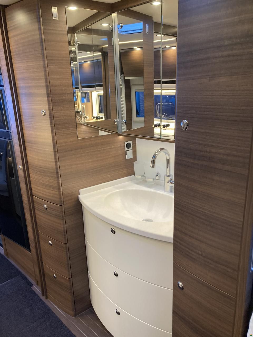 Concorde Carver 850 L