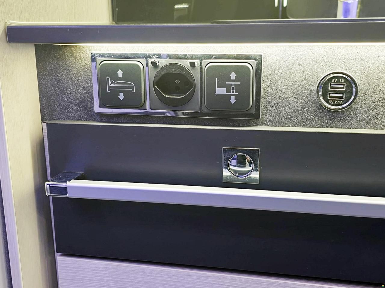 Challenger 260 GRAPHITE PREMIUM 2.0 TDCI AUTOMAT