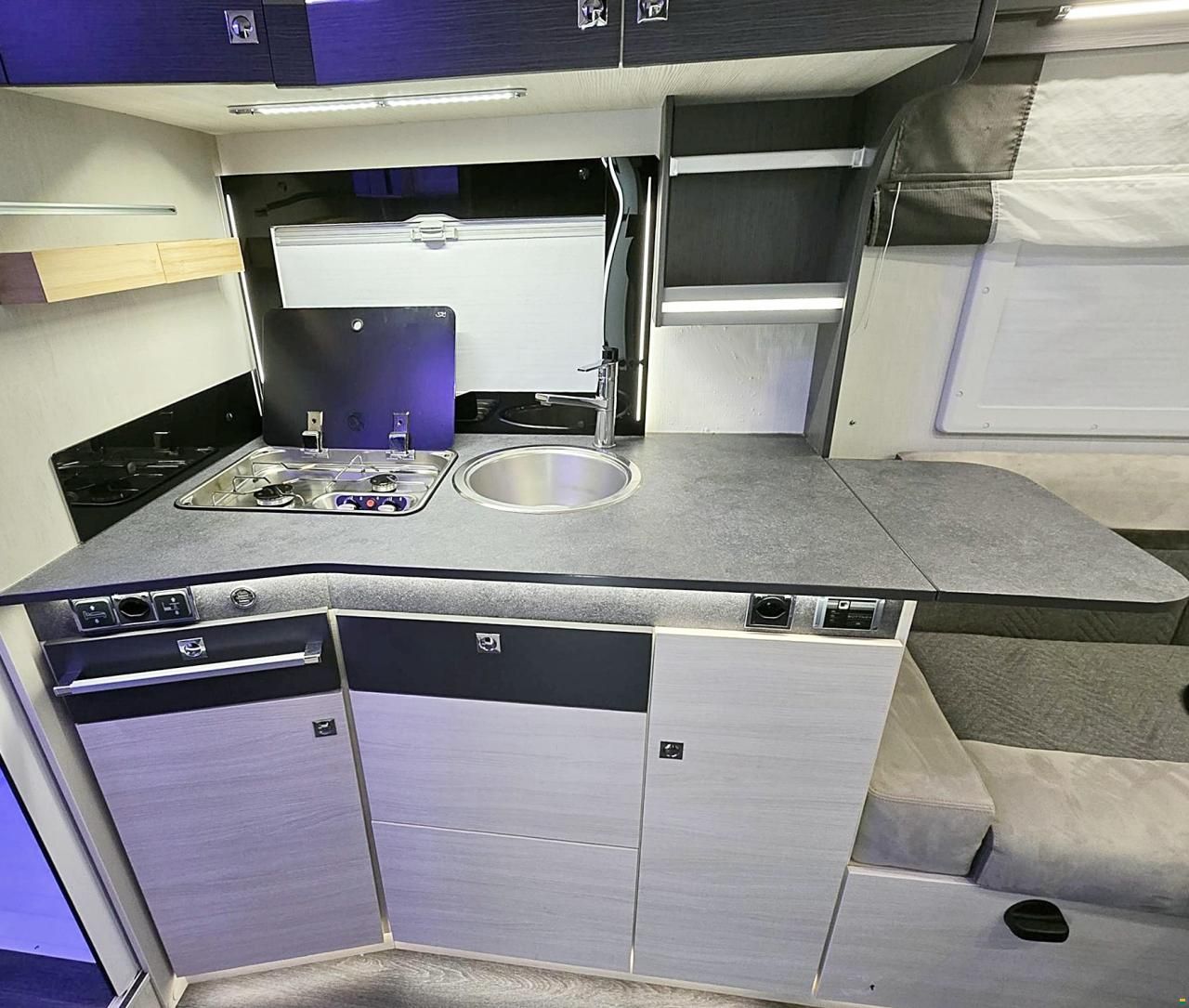 Challenger 260 GRAPHITE PREMIUM 2.0 TDCI AUTOMAT