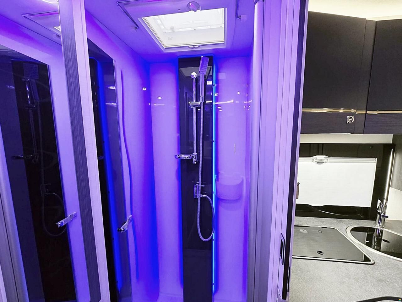 Challenger 260 GRAPHITE PREMIUM 2.0 TDCI AUTOMAT