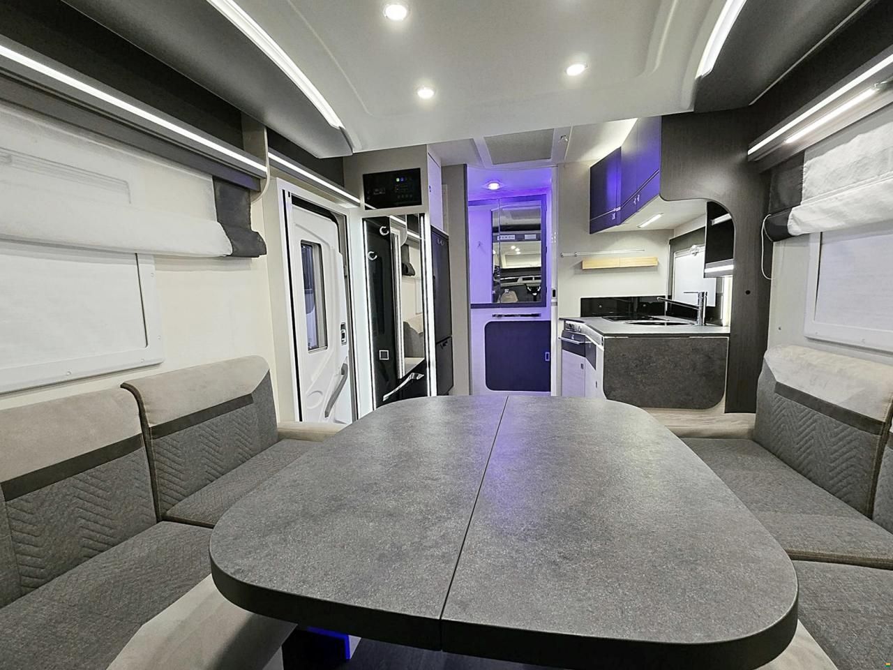 Challenger 260 GRAPHITE PREMIUM 2.0 TDCI AUTOMAT