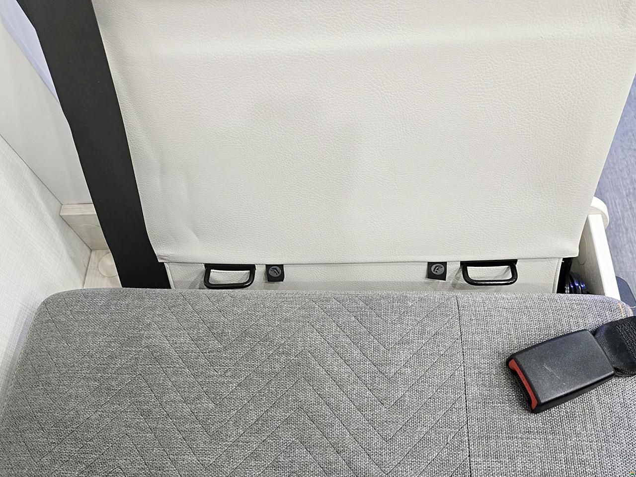 Challenger 260 GRAPHITE PREMIUM 2.0 TDCI AUTOMAT