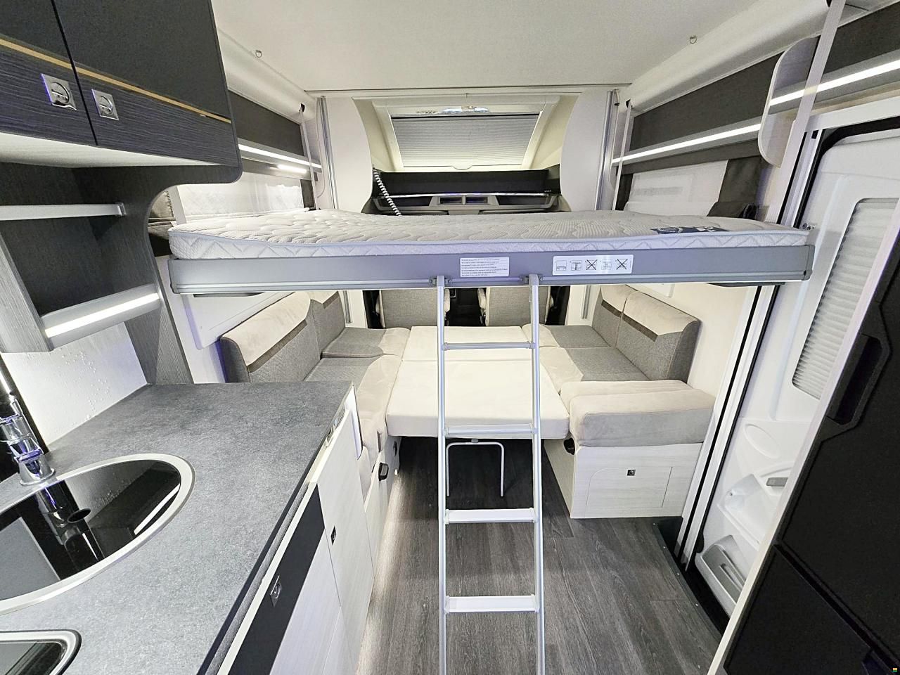 Challenger 260 GRAPHITE PREMIUM 2.0 TDCI AUTOMAT