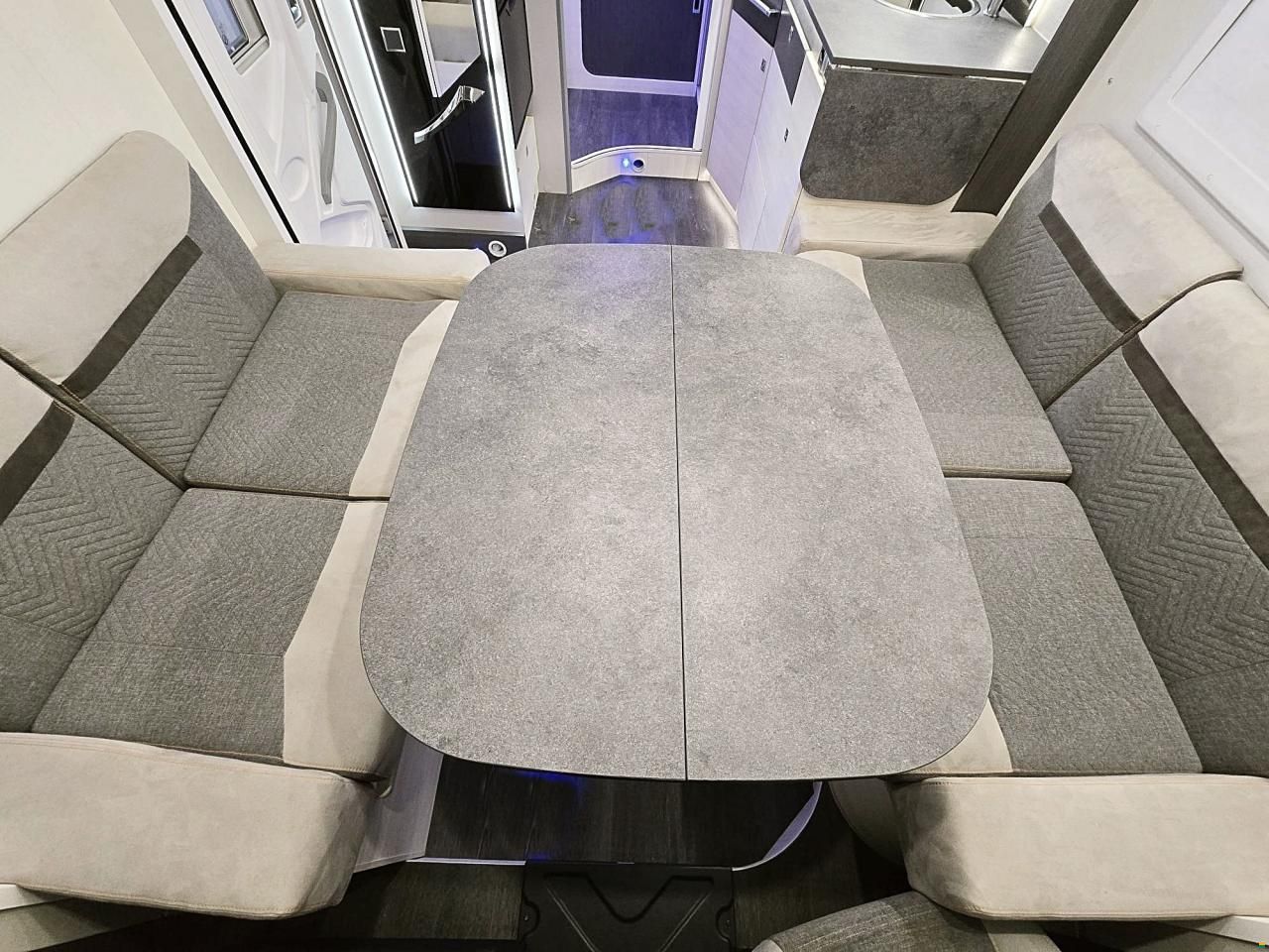 Challenger 260 GRAPHITE PREMIUM 2.0 TDCI AUTOMAT