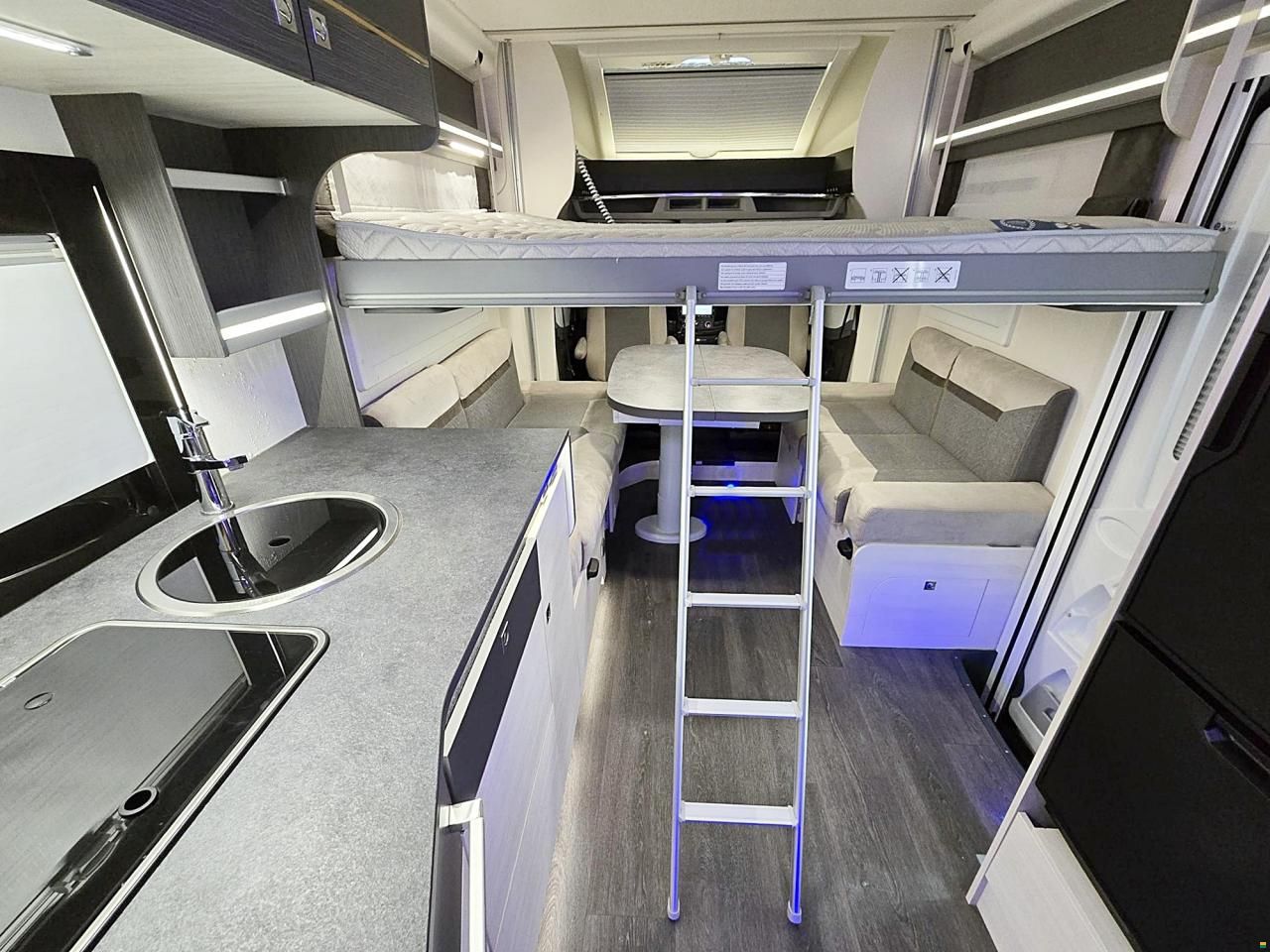 Challenger 260 GRAPHITE PREMIUM 2.0 TDCI AUTOMAT