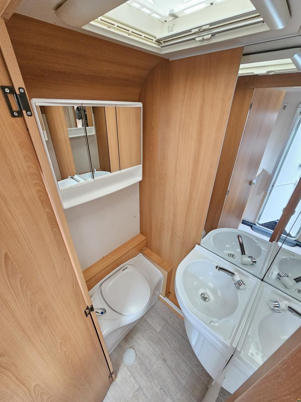 Caravelair Antares 460 mit Queensbett & Heckküche!