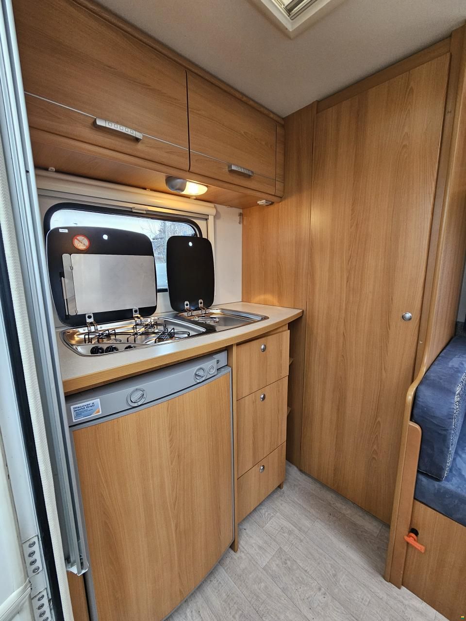 Caravelair Antares 460 mit Queensbett & Heckküche!