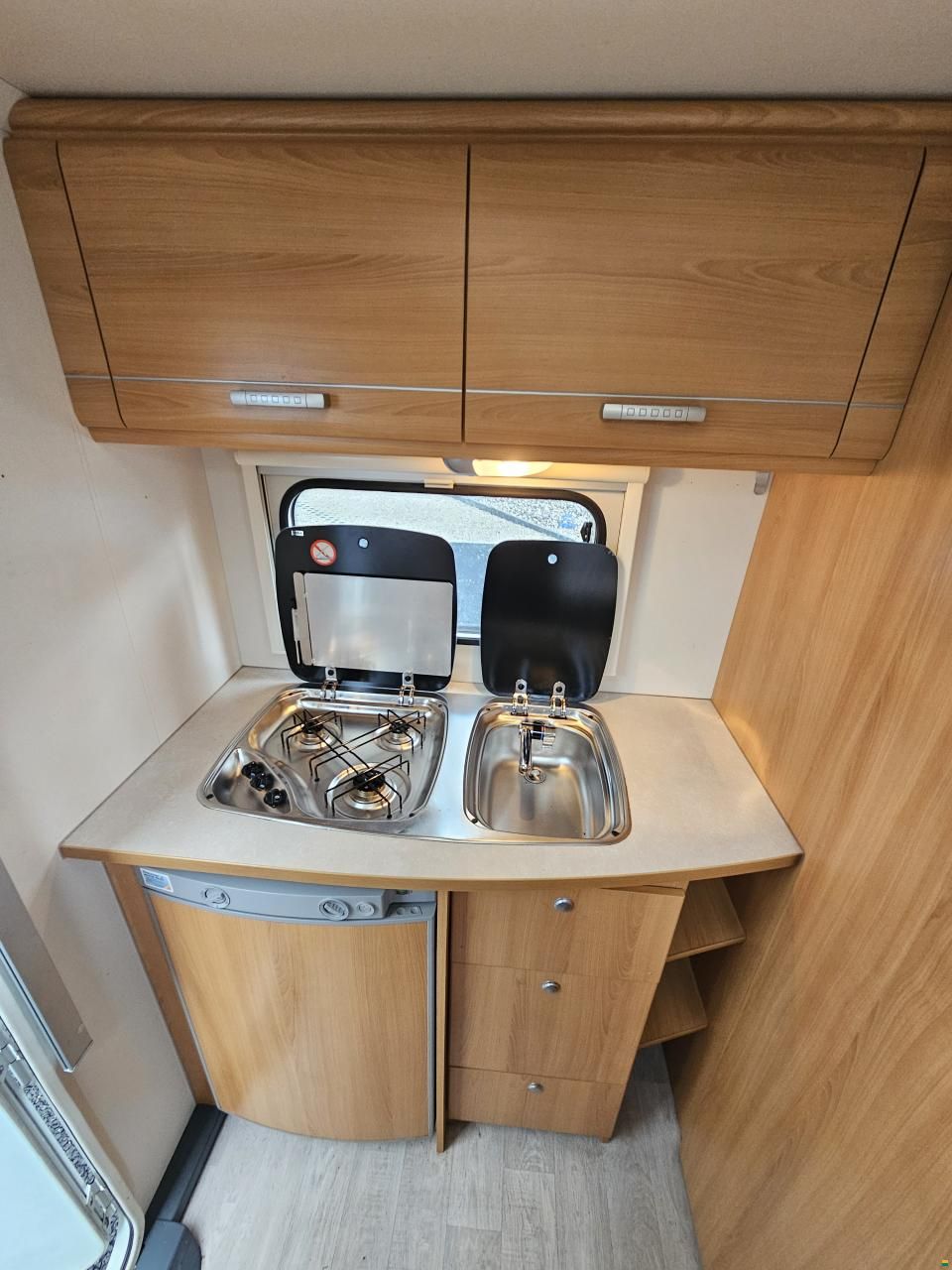 Caravelair Antares 460 mit Queensbett & Heckküche!