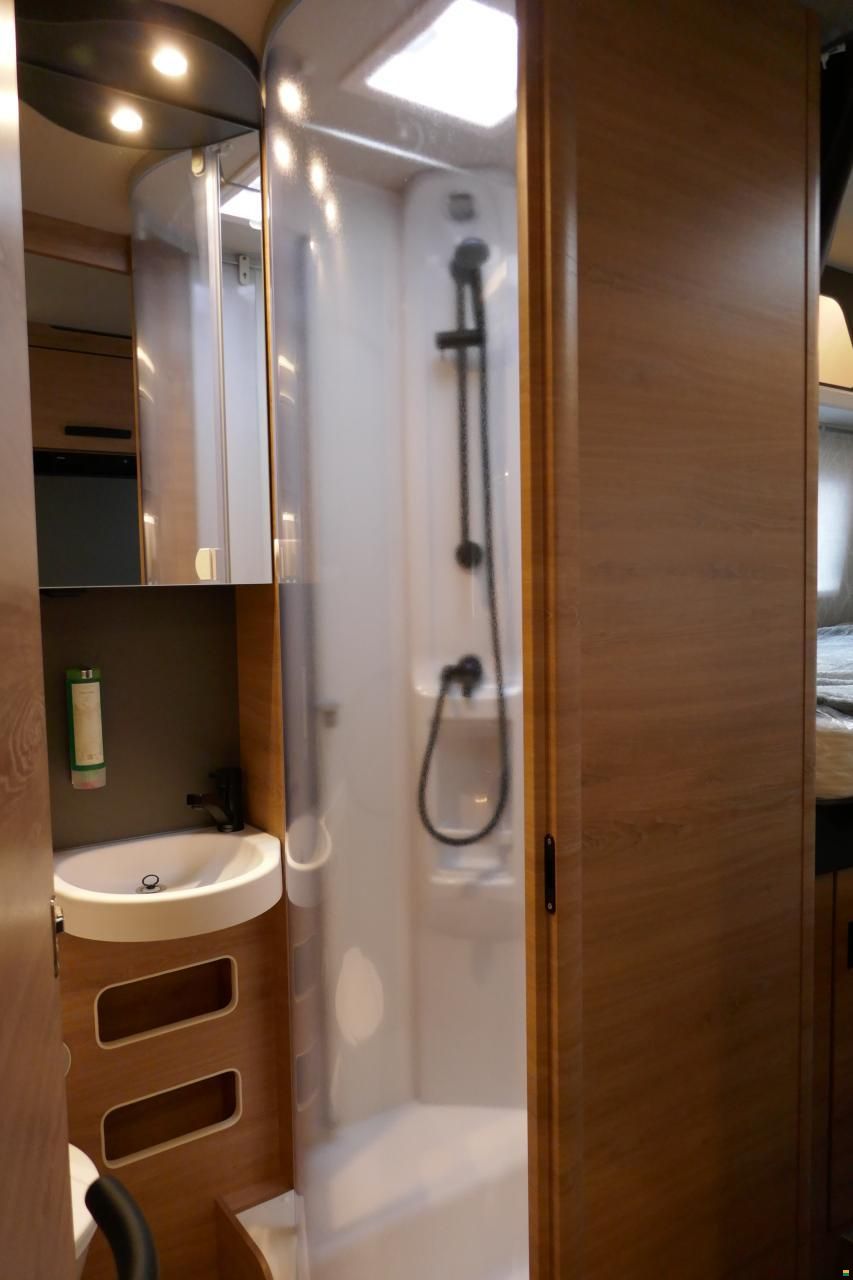 Knaus Live Wave 700 MEG Platinum Selection