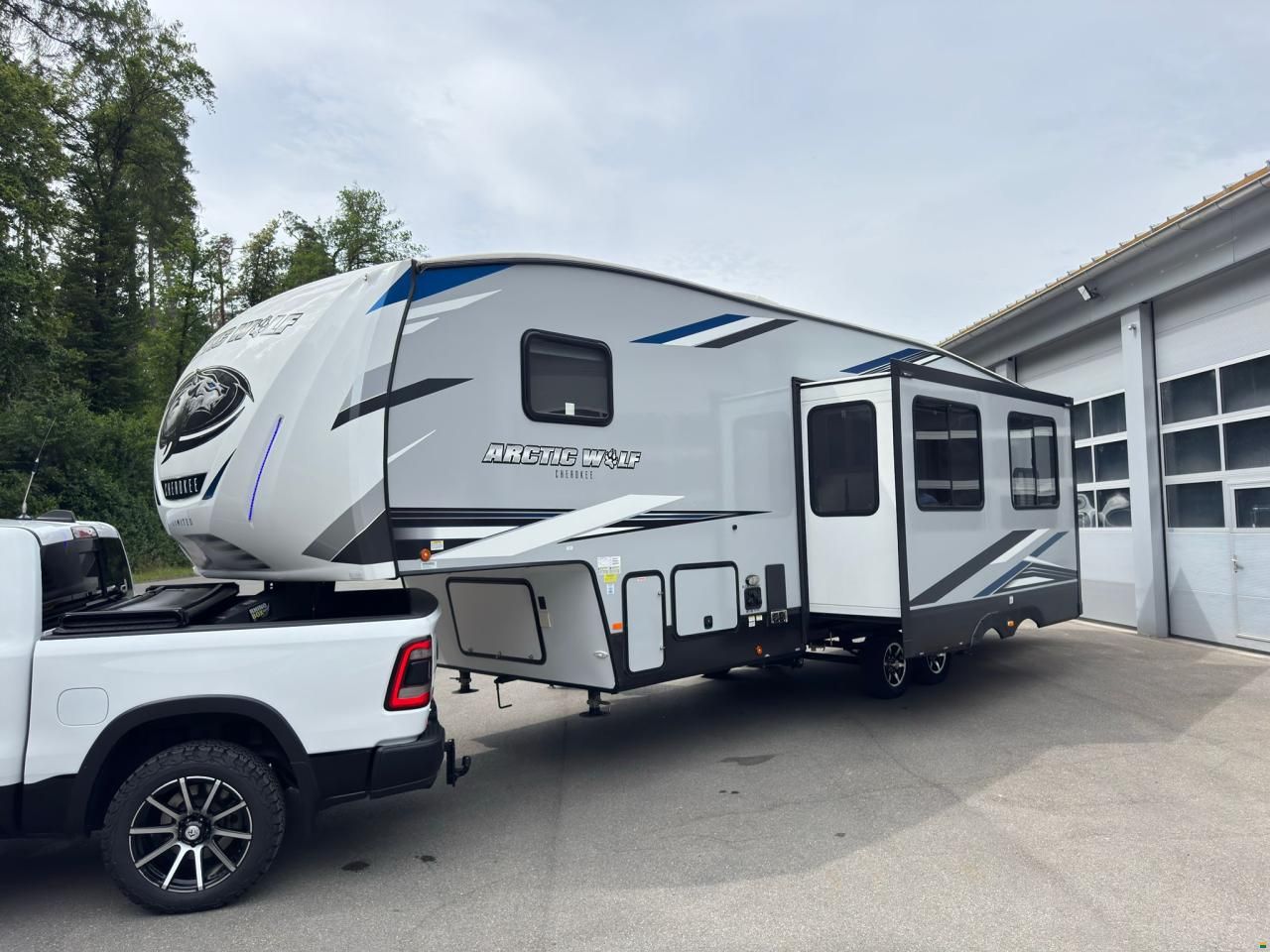 ARCTIC WOLF FIFTH WHEELS 287BH