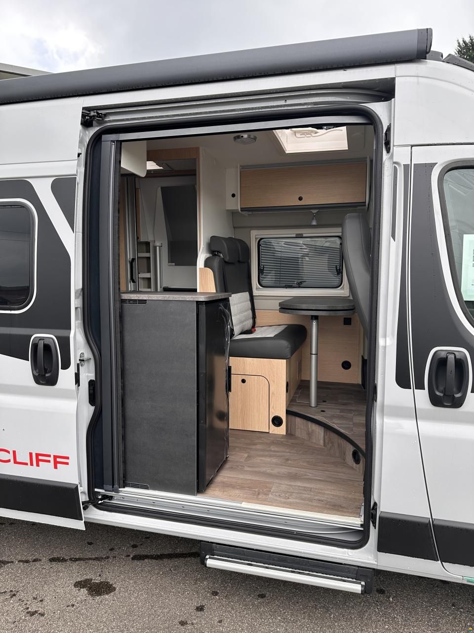 Sunlight Cliff 600 X