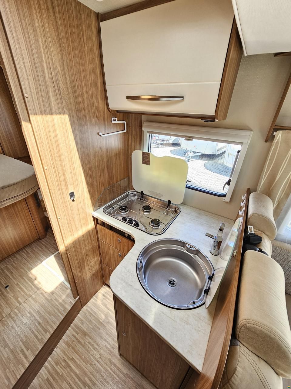 Carado T 449 mit Queensbett, Hubbett, Automat!