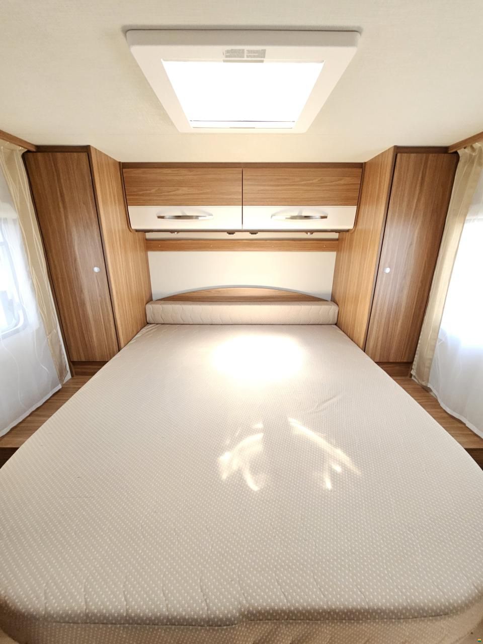 Carado T 449 mit Queensbett, Hubbett, Automat!