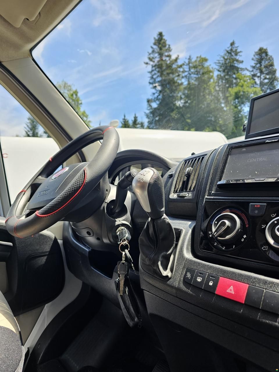 Carado T 449 mit Queensbett, Hubbett, Automat!